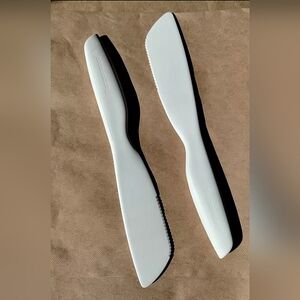 Tupperware SET OF 2 Sandwich Spreader Cake Pie Slicer Plastic White Baking